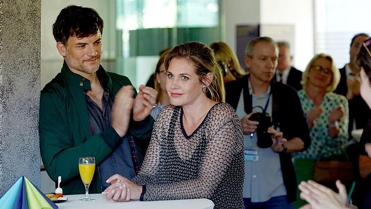 Zwischen Kim (Felicitas Woll) und Kommissar Ritter (Torben Liebrecht) scheint es eine gewisse Anziehung zu geben. Wei&szlig; sie wirklich nicht mehr, was damals beim Fund der Himmelsscheibe geschehen ist?