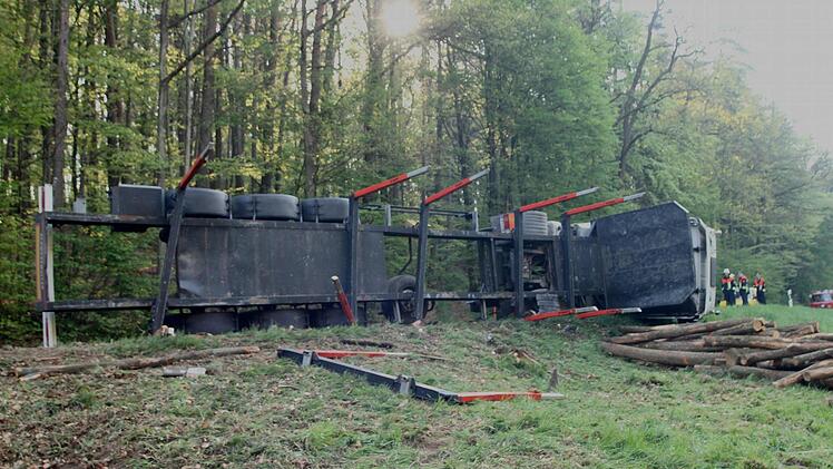 Ein Sattelzug mit Holzladung legte sich am Freitagmorgen zwischen Dörflis und Neubrunn auf die Seite Foto: Günther Geiling