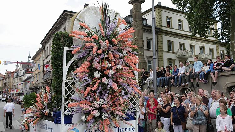 Blumenpracht an einem Festwagen.