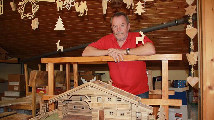 Im Dachboden seines Hauses überblickt Dietmar Bauernschmitt Krippen und Laubsägearbeiten, die er in den Weihnachtsmarktstand mitnehmen wird. Fotos: Ramona Popp