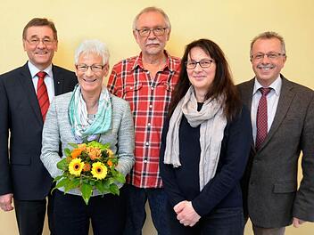 Mit Pflegedienstleiterin Doris Beck und Klaus-Dieter Bohm gehen zwei langjährige Mitarbeiter der Caritas-Sozialstation Bad Brückenau in den Ruhestand (von links): Kreiscaritas-Geschäftsführer Ludwig Sauer, Doris Beck, Klaus-Dieter Bohm, die neue Pflegedienstleiterin Christina Szczesniak und Caritas-Kreisvorsitzender Emil Müller.  Foto: Peter Rauch