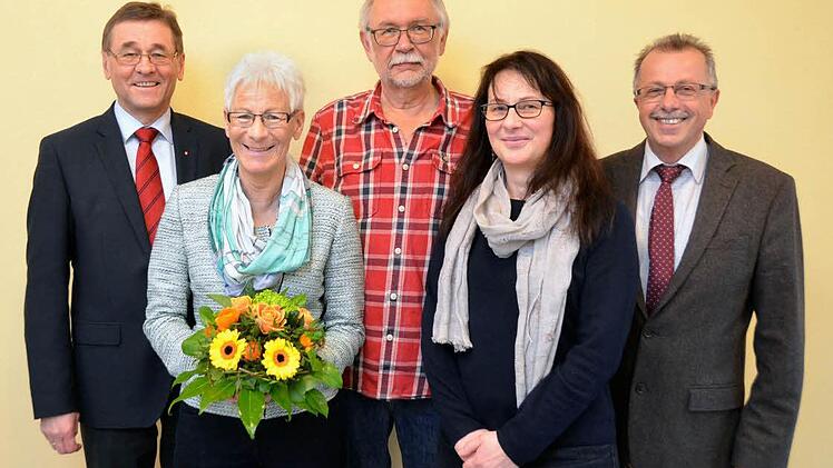 Mit Pflegedienstleiterin Doris Beck und Klaus-Dieter Bohm gehen zwei langjährige Mitarbeiter der Caritas-Sozialstation Bad Brückenau in den Ruhestand (von links): Kreiscaritas-Geschäftsführer Ludwig Sauer, Doris Beck, Klaus-Dieter Bohm, die neue Pflegedienstleiterin Christina Szczesniak und Caritas-Kreisvorsitzender Emil Müller.  Foto: Peter Rauch