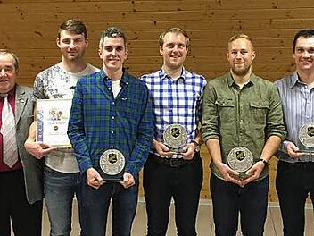 Die stolzen Mitglieder des SV Ermreuth pr&auml;sentieren ihre Urkunden und Pokale.  Foto: . Reinhard Thummet