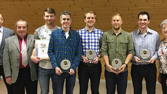 Die stolzen Mitglieder des SV Ermreuth pr&auml;sentieren ihre Urkunden und Pokale.  Foto: . Reinhard Thummet