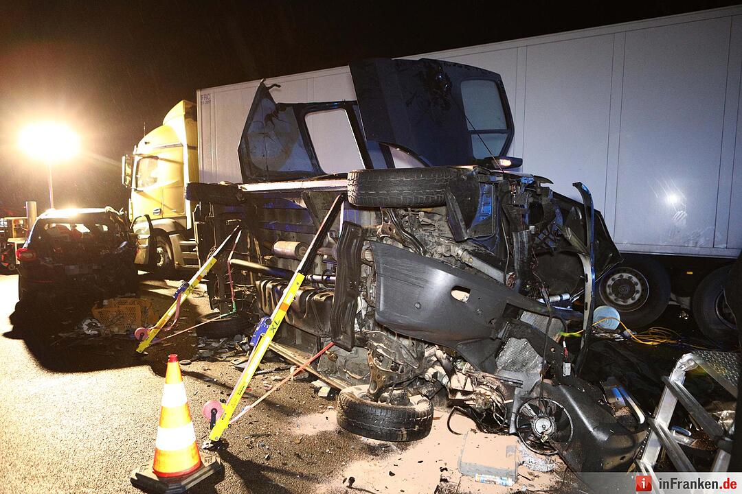 Kleintransporter prallt auf A9 auf Stauende – Ein Toter, ein Schwerverletzter