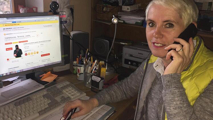 Elke Brehm hat sich inzwischen eine Taktik für lästige Anrufer zurecht gelegt. Foto: Jürgen Gärtner