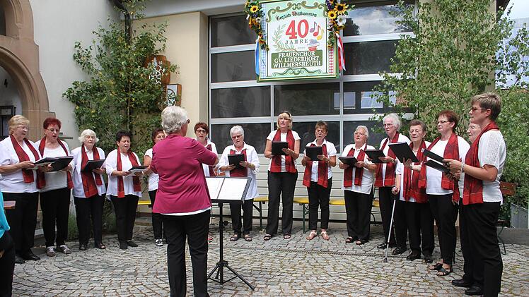 Unter der Leitung von Luitgard Jonak feierte der Frauenchor des Gesangvereins "Liederhort" Willmersreuth sein 40jähriges Bestehen.