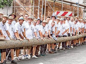 Beim Baumaufstellen - wie hier 2017- packen alle kräftig mit an. Fotos: privat