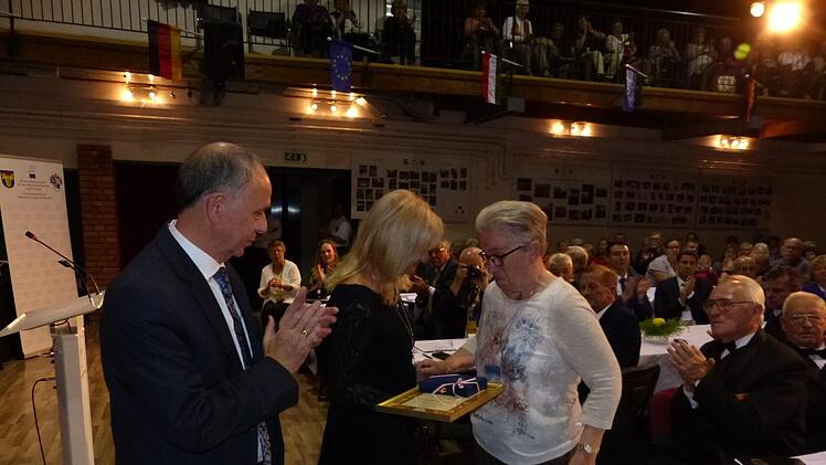 Franz Uome  und Gyöngyi P. Revay dankten Elizabeth Bauer, die sich um die Partnerschaft verdient gemacht hat. Foto: Klaus-Peter Wulf