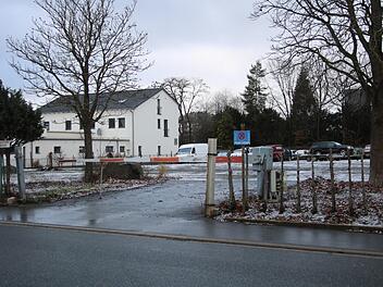 Das Grundstück an der Gummistraße, auf dem das Wohnheim errichten werden soll und das zurzeit zum Teil von einem Autohandel genutzt wird, grenzt an die Tanzschule Barbic (im Hintergrund) an.  Foto: Alexander Hartmann