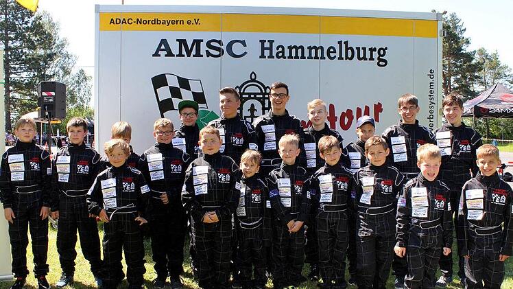 Erstmals sind die Jugend-Kart-Fahrer des AMSC Hammelburg in den neuen schwarzen Overalls an den Start gegangen. Dank Sponsorings konnten die Youngsters des Hammelburger Motorsportclubs neu eingekleidet werden.Patrick Roider