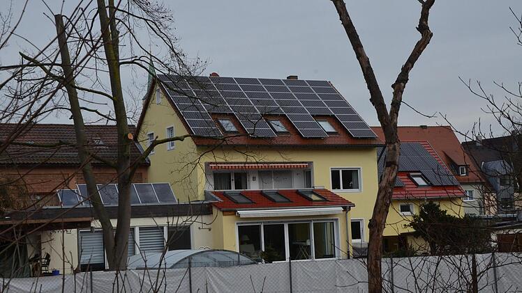 Viele Dachflächen sind bereits - ganz freiwillig - mit Solaranlagen bebaut. Für neue Baugebiete kann sich die Stadt für die Bauherren nun eine Verpflichtung vorstellen.  Foto: Bernhard Panzer