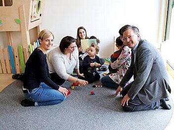 Marina Fleischmann und Uschi Treseler (v. l.) zeigten Karsten Fischkal die neuen Räumlichkeiten. Fotos: Johanna Blum