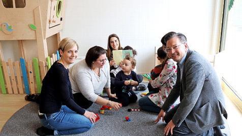 Marina Fleischmann und Uschi Treseler (v. l.) zeigten Karsten Fischkal die neuen Räumlichkeiten. Fotos: Johanna Blum