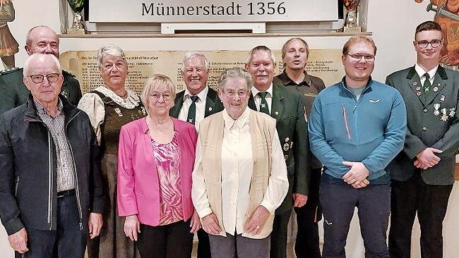 Zahlreiche Ehrungen gab es bei den Sch&uuml;tzen: (von links) 1. Sch&uuml;tzenmeister Klaus Br&uuml;ckner, Robert B&ouml;tz, Traudel Rolof, Brigitte Henneberger, Harry Petsch, Christine Mittelsteiner, Georg K&ouml;th, Otto Mangold, Sven Katzenberger und Bastian Br&uuml;ckner.