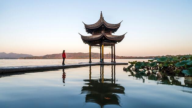 Westsee Hangzhou China Sonnenaufgang Panorama Reiseziele Romantik UNESCO Welterbe Sehensw&uuml;rdigkeit Marco Polo Tradition Touristen Ausl&auml;ndische Besucher Tourismusbranche See Landschaft Silhouette Morgenstimmung Hochsaison Ticketbuchung Sanit&auml;re Anlagen Infrastruktur Servicequalit&auml;t Volksrepublik Regulierung Tourismusminister Sun Yeli Wirtschaftswachstum Urlaubsziel Kulturerbe
