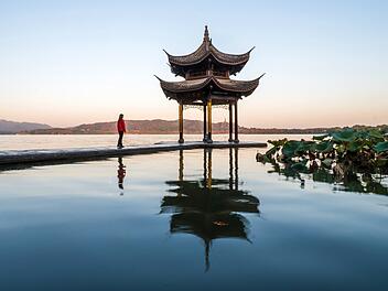 Westsee Hangzhou China Sonnenaufgang Panorama Reiseziele Romantik UNESCO Welterbe Sehensw&uuml;rdigkeit Marco Polo Tradition Touristen Ausl&auml;ndische Besucher Tourismusbranche See Landschaft Silhouette Morgenstimmung Hochsaison Ticketbuchung Sanit&auml;re Anlagen Infrastruktur Servicequalit&auml;t Volksrepublik Regulierung Tourismusminister Sun Yeli Wirtschaftswachstum Urlaubsziel Kulturerbe