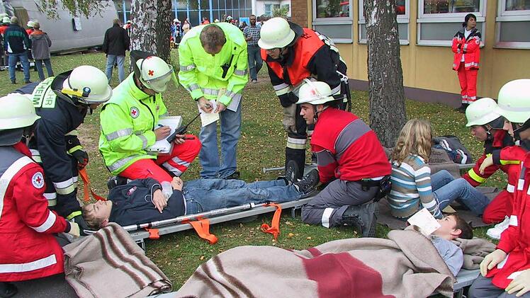 Sie müssen Verletzte versorgen. (Die Bilder zeigen  eine Übung)