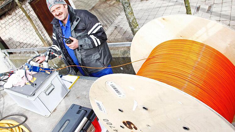 Aufwändige Technik: Im Auftrag der Stadtwerke werden ganze Stadtteile mit Glasfaserkabeln angeschlossen.  Foto: pr.