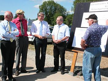 Rudolf Feller aus Heuchelheim (an der Karte) diskutiert mit Günther Denzler, Andreas Eisgruber, Heinrich Rudrof und Zweitem Bürgermeister Fritz Stütz (von links) über den begleitenden Feldweg..  Foto: Evi Seeger