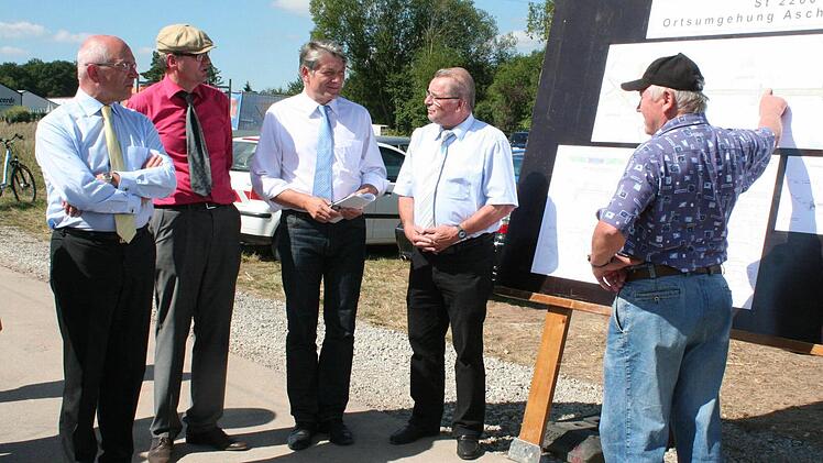 Rudolf Feller aus Heuchelheim (an der Karte) diskutiert mit Günther Denzler, Andreas Eisgruber, Heinrich Rudrof und Zweitem Bürgermeister Fritz Stütz (von links) über den begleitenden Feldweg..  Foto: Evi Seeger