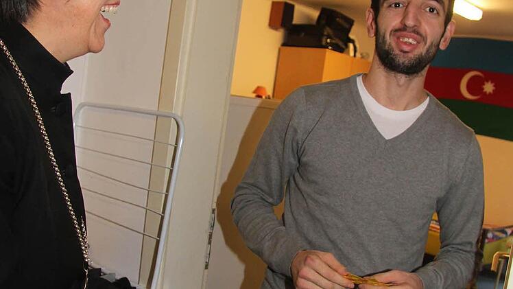 Yusuf Mammadov hat sein Zimmer mit der aserbeidschanischen Flagge geschmückt. Er spielt in Seibelsdorf Fußball und hat auch schon in der Bastion Marie ein Praktikum gemacht, aber Bescheid, ob er bleiben darf, hat er noch nicht. Regionalbischöfin Dorothea Greiner schenkte ihm Papiersterne.