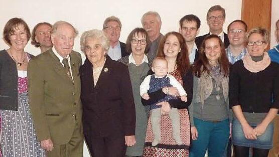 Richard Blaschke (Vierter von links) feierte zusammen mit seiner Ehefrau Gerda (rechts daneben) und seiner Familie sowie vielen weiteren Gratulanten, darunter Kronachs stellvertretende Bürgermeisterin Angela Hofmann (links) und Pfarrer Martin Gundermann (Vierter von rechts) seinen 90. Geburtstag. Foto: privat