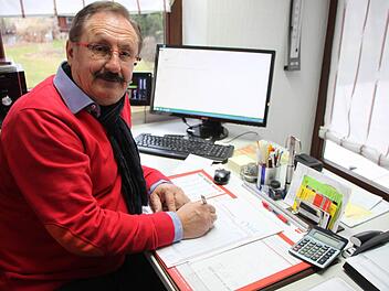 Der Unternehmer und Kreishandwerksmeister Werner Oppel ist genervt. Wegen neuer Bestimmungen des Mindestlohn-Gesetzes klagt er über viel mehr Bürokratie bei der Verwaltung seines Betriebs mit zwölf Angestellten. Foto: Peter Groscurth