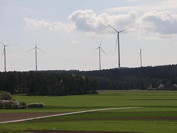Sieben Windräder stehen auf dem Jura unweit des Weismainer Ortsteils Seubersdorf. Um den Bau weiterer Windräder zu verhindern, fordern die Einwohner die Anwendung der 10-H-Regelung. Dem Wunsch kam der Stadtrat nach.  Foto: Stephan Stöckel