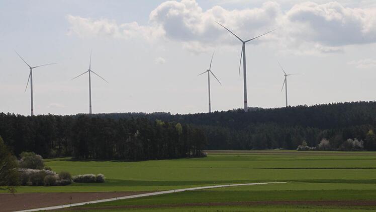 Sieben Windräder stehen auf dem Jura unweit des Weismainer Ortsteils Seubersdorf. Um den Bau weiterer Windräder zu verhindern, fordern die Einwohner die Anwendung der 10-H-Regelung. Dem Wunsch kam der Stadtrat nach.  Foto: Stephan Stöckel