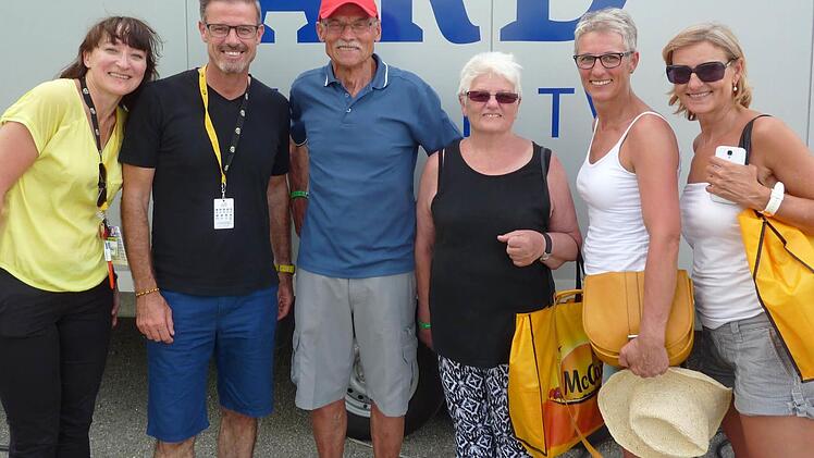 Die Familie Vießmann trifft bei der Tour de France auch den ARD-Moderator Michael Antwerpes (Zweiter von links). Mit im Bild (von links) Natalie Saur von France 2, Alfred und Renate Vießmann sowie ihre Töchter Elke Heisinger und Ute Hartmann. Fotos: privat
