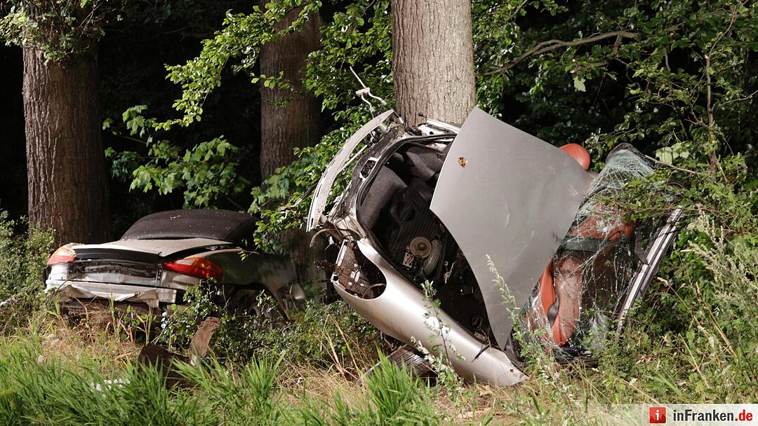 Porsche schleudert in Waldstueck und zerreisst in zwei Teile - Fahrer tot
