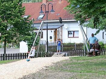 Die neue Seilbahn in Losau gefällt den Kindern. Foto: Klaus Klaschka