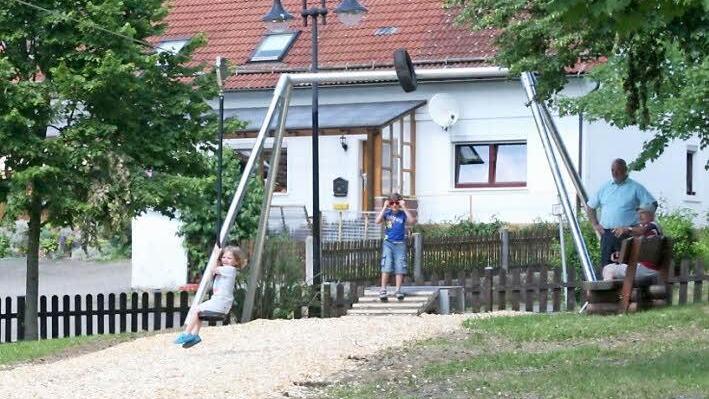 Die neue Seilbahn in Losau gefällt den Kindern. Foto: Klaus Klaschka