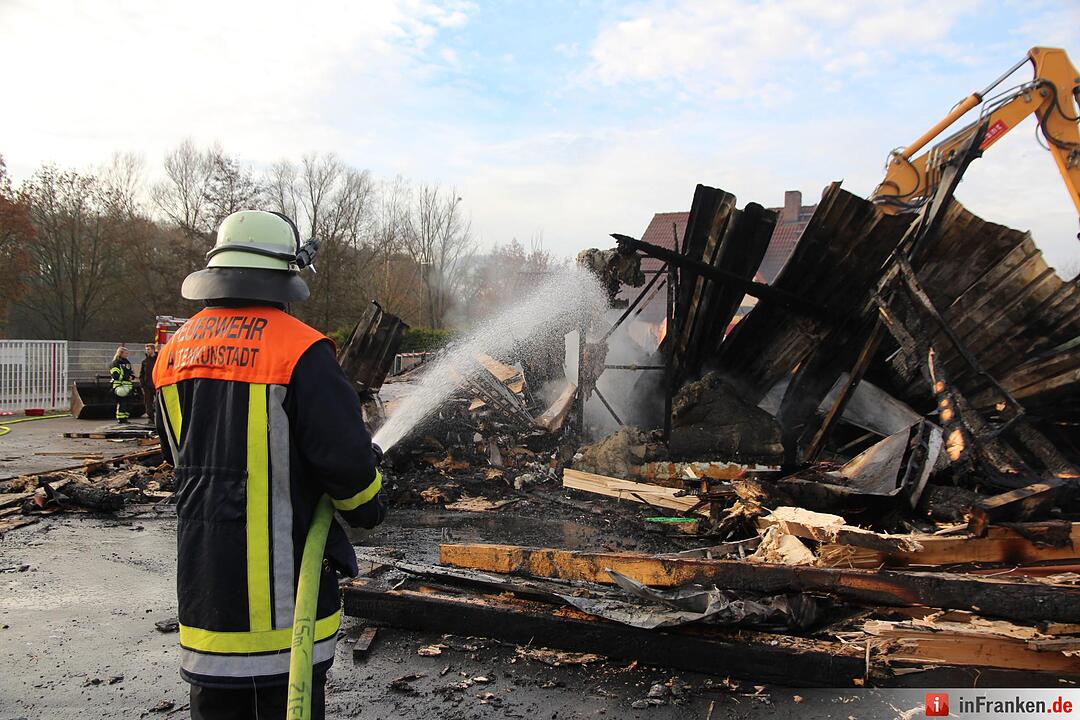 Altenkunstadt: Lagerhalle einer Gärtnerei abgebrannt