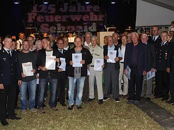 Eine große Anzahl von Mitgliedern wurde vom Verein für 25, 40, 50 und 60 Jahre Mitgliedschaft zur Feuerwehr ausgezeichnet. Foto: Michael Wunder