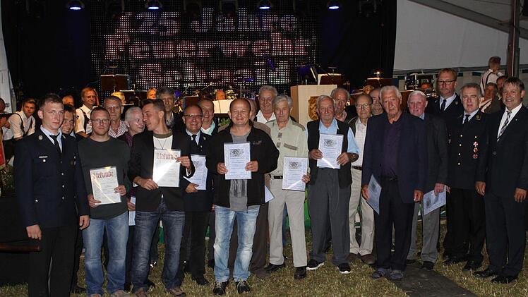 Eine große Anzahl von Mitgliedern wurde vom Verein für 25, 40, 50 und 60 Jahre Mitgliedschaft zur Feuerwehr ausgezeichnet. Foto: Michael Wunder