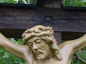 Der Korpus des Flurkreuzes am Hörner in Althausen wurde restauriert und wird bei der Pfarreiwallfahrt gesegnet.  Foto: Heike Beudert