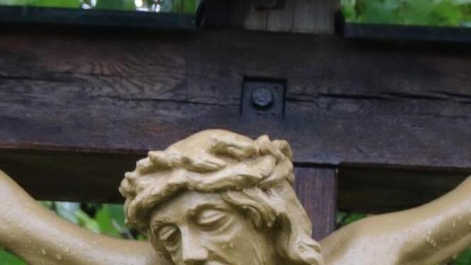 Der Korpus des Flurkreuzes am Hörner in Althausen wurde restauriert und wird bei der Pfarreiwallfahrt gesegnet.  Foto: Heike Beudert