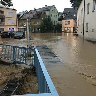 Innenstadt von Arzberg nach Starkregen unter Wasser