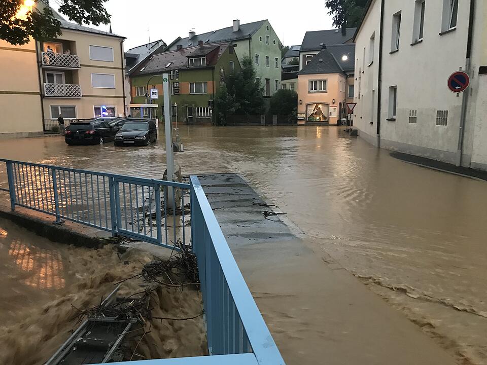 Innenstadt von Arzberg nach Starkregen unter Wasser