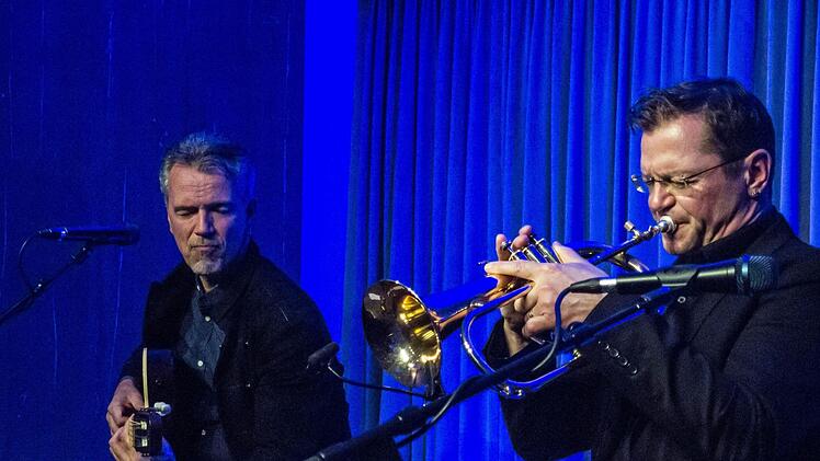 Das Jazul Duo mit Ingolf Burkhardt (Trompete und Flügelhorn) und Roland Cabezas (Gitarre und Gesang)  beeindruckte sein Publikum in Coburg.Foto: Jochen Berger