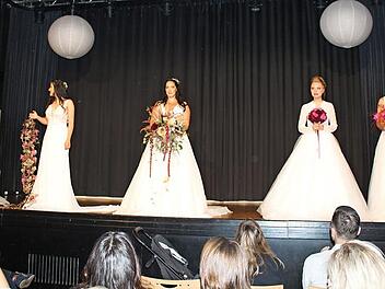 Wie der "Traum in Wei&szlig;" wahr werden kann, schauten sich die Besucher der Hochzeitsmesse im Vereinshaus an. Fotos: Verena Stephan