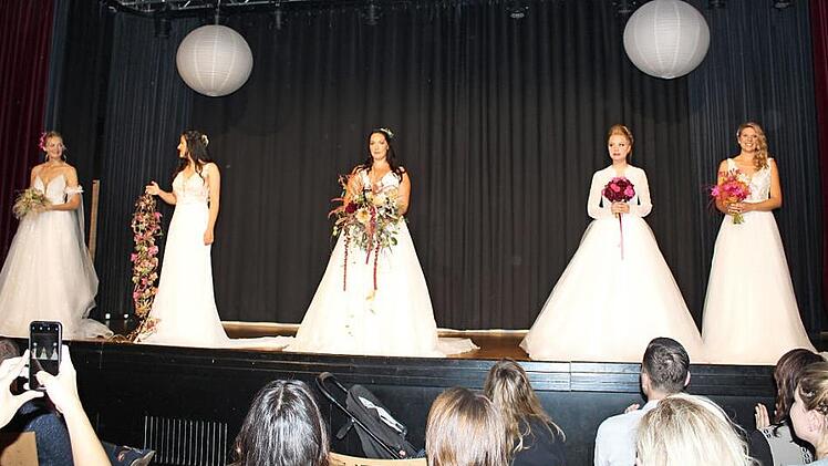 Wie der "Traum in Wei&szlig;" wahr werden kann, schauten sich die Besucher der Hochzeitsmesse im Vereinshaus an. Fotos: Verena Stephan