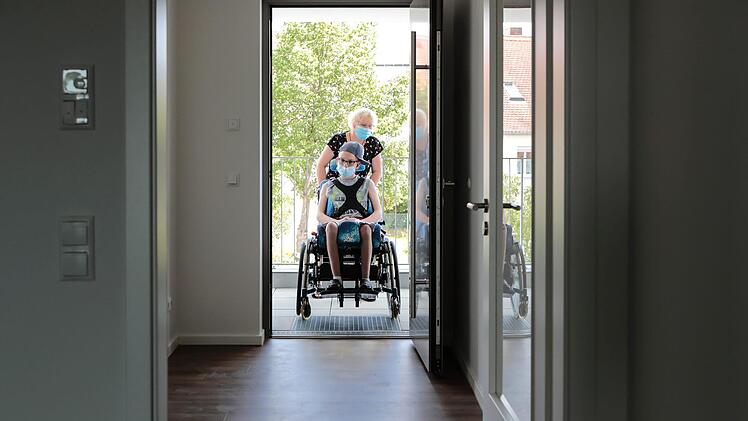 Die  Tür ist richtig leicht zu passieren mit dem Rollstuhl.Foto: Matthias Hoch