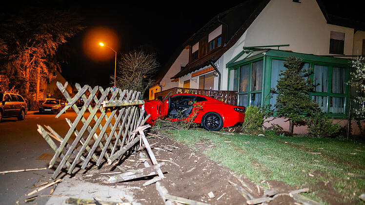 Erlangen: Sportwagen durchbricht Zaun und landet im Garten - Anwohner aus Schlaf gerissen