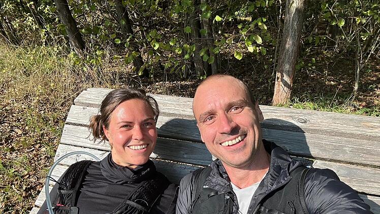 Ein Päuschen in der Sonne: Isabell Hergenröther und Florian Neuland.