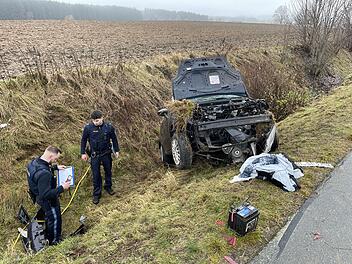 Unfall im Landkreis Hof: Autofahrerin kommt von Fahrbahn ab und wird lebensgefährlich verletzt