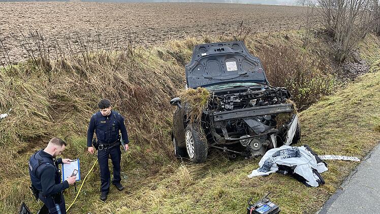 Hof: Aus ungeklärten Gründen: 55-Jährige kommt von Fahrbahn ab und wird lebensgefährlich verletzt