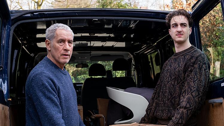 Matthias Hamm (Ralph Herforth, links) hilft Leo Winter (Jacob Lee Seeliger) bei seinem Umzug.